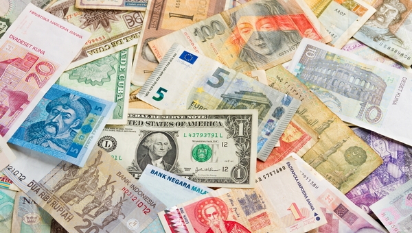 obraz przedstawia banknoty różnych walut